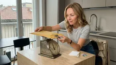 Un oggetto vintage ha fatto impazzire i social: era una bilancia postale. Ecco perché serve ancora (e come usarla)