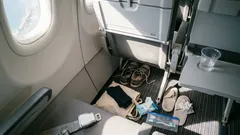 Perché in aereo togliersi le scarpe non è sempre una buona idea (e l’alternativa più comoda)