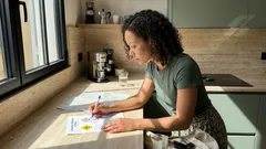 Cosa significa davvero il cartello giallo con l’aereo sulle strade USA (e perché conviene farci caso)