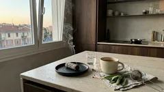 Perché si brucia la salvia in casa? Cosa sapere su fumo, qualità dell’aria e infuso