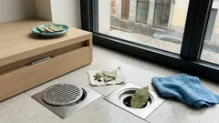 Perché mettere una foglia di alloro vicino a griglie e scarichi può scoraggiare le blatte (e cosa fare davvero per prevenirle)